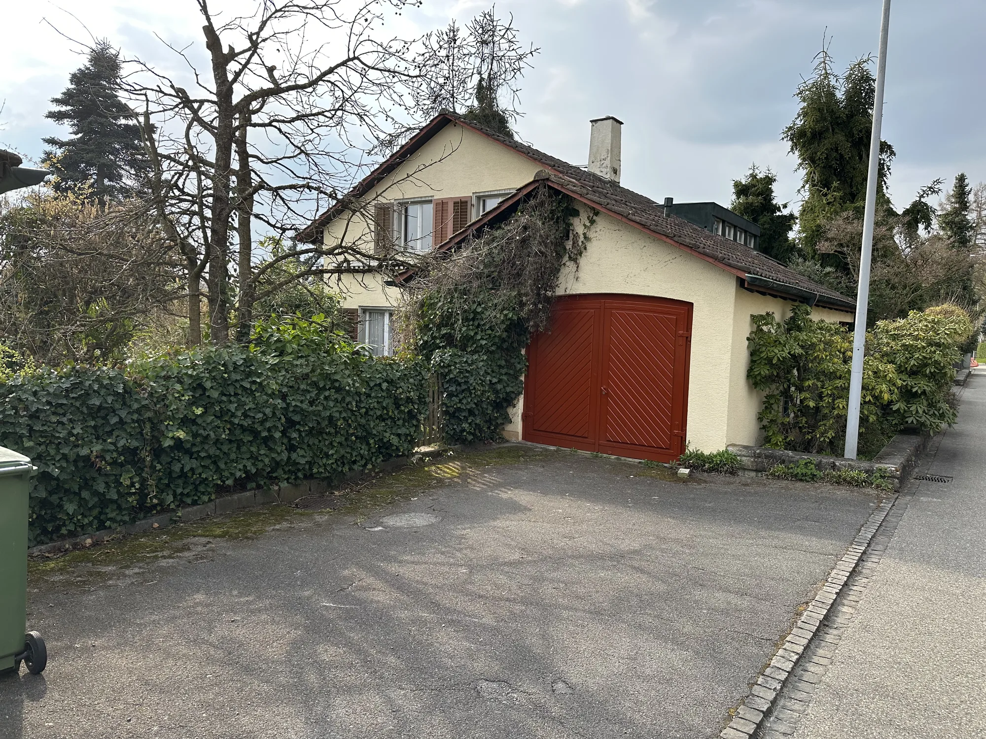 Haus mit Garage und Abstellplatz